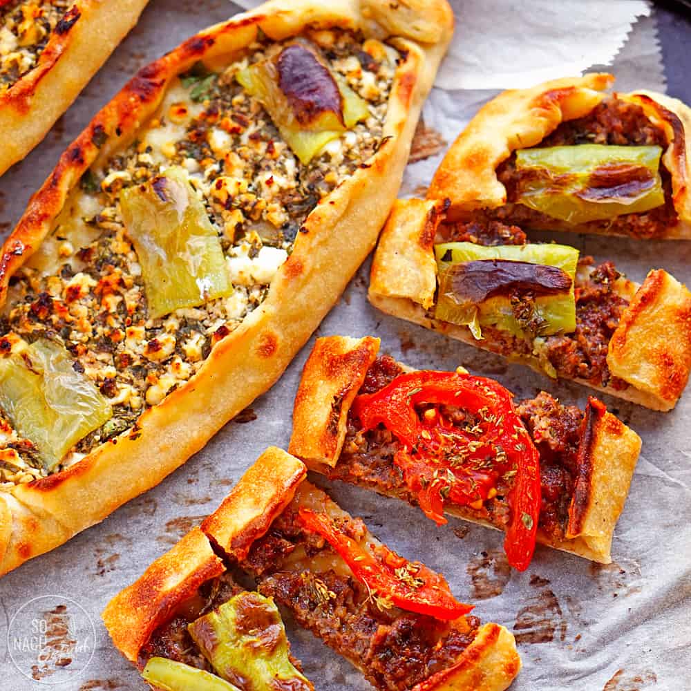 Pide mit Gouda a, g Türkisches Brotschiffchen