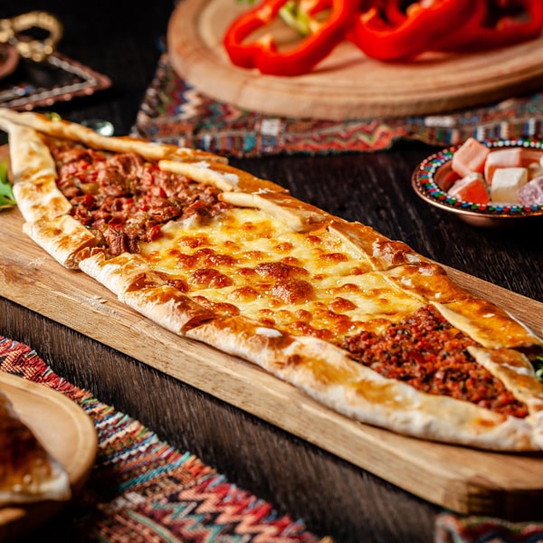 Pide mit Lammfleisch (Kuşbaşı)